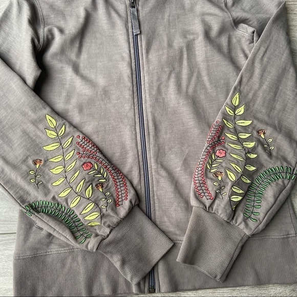 Evy’s  Tree The Alana Floral Embroidery Jacket - Picture 8 of 16